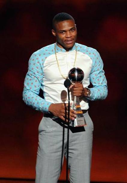 Russel Westbrook, compagno di Durant ai Thunder, ritira il premio come Best Comeback Athlete. Oltre ad avere la pelle dura Westbrook  uno che non ha paura di osare neppure nello stile, come questa immagine testimonia chiaramente. AFP